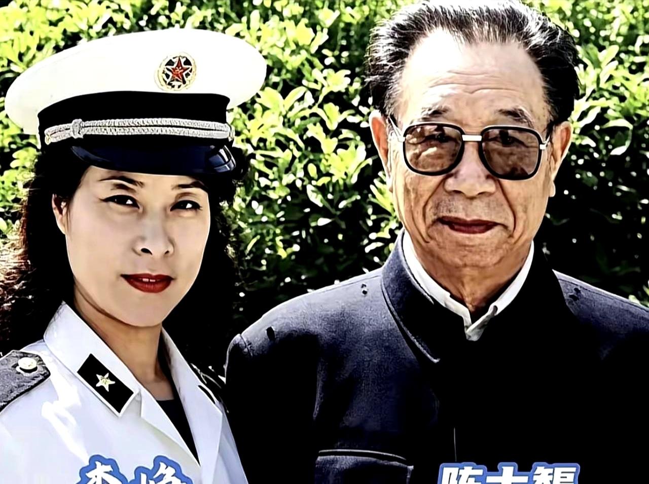 一看到“老牛吃嫩草”这句，就知道又有人把枪口对准一位1955年的开国上将了。
授