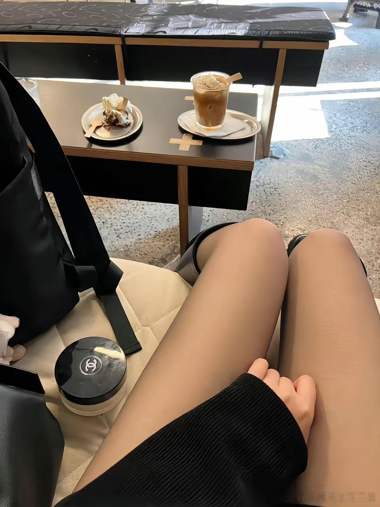 妹纸发来一张照片，她啥意思？在暗示我什么呢？ ​​​