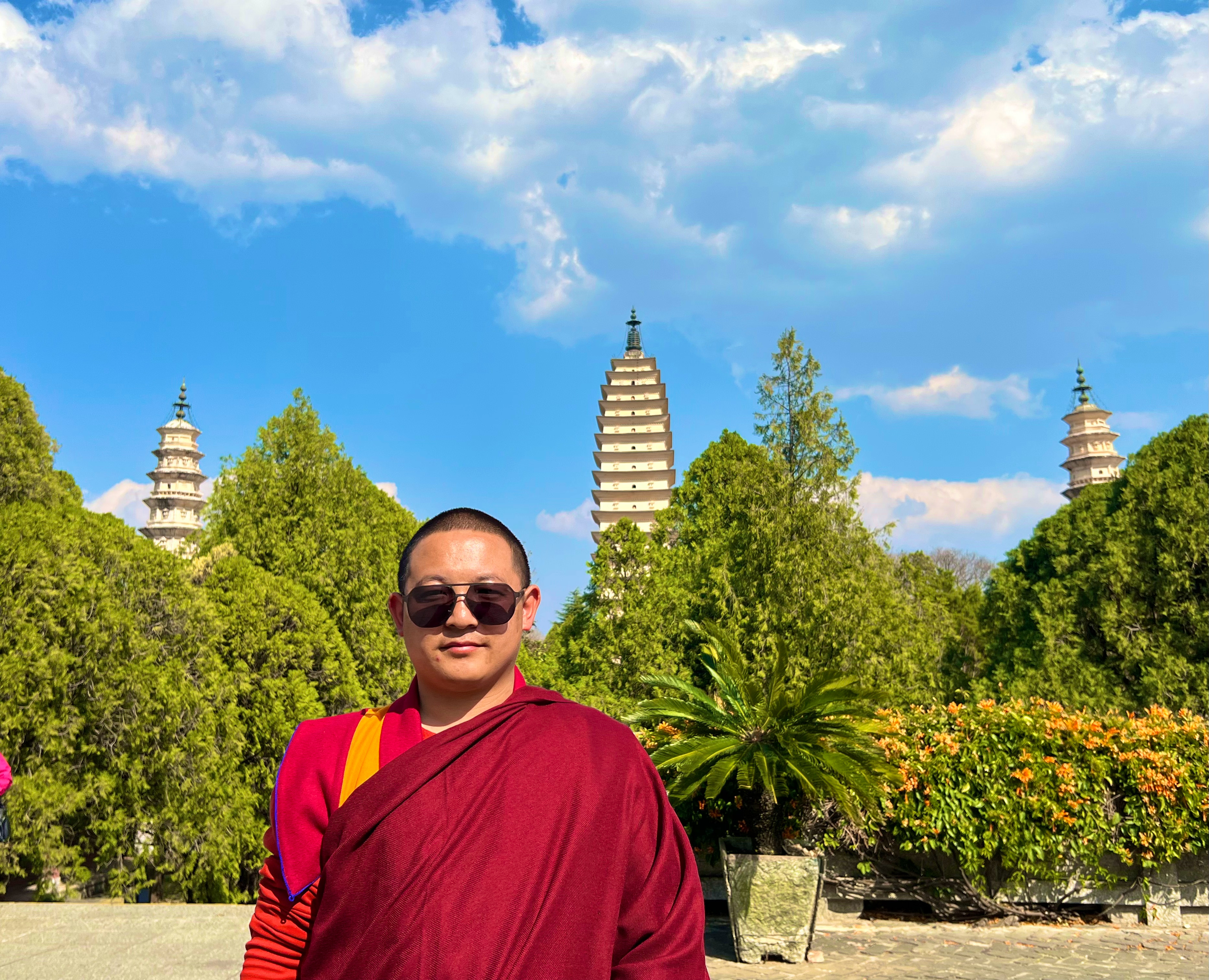 于喧嚣尘世中，寻一隅静谧，驱散内心的纷扰。看落叶在风中飘落，恰似人生的起起落落 