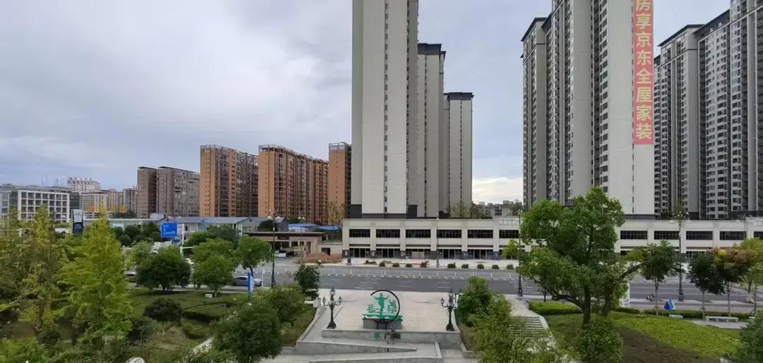 长沙队输了，却赢光全网。
 
哨响那刻，永州替补席冲进场，长沙教练先迎上去鼓掌：