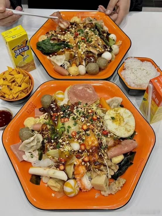 同事一周中午都在吃张亮麻辣烫 ，麻辣鲜香馋哭全办公室 