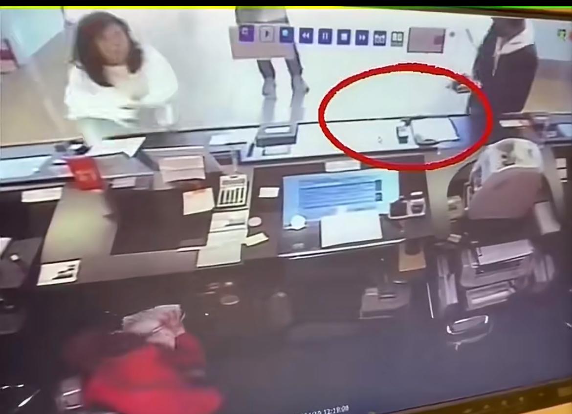 香港一男子持枪抢劫银行，劫得 3.6 万港币，骑自行车逃跑。事情发生于 4 月 