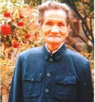 1947年，沈醉到白公馆视察，与一个疯老头擦肩而过时，沈醉敏锐地察觉到了不对劲，