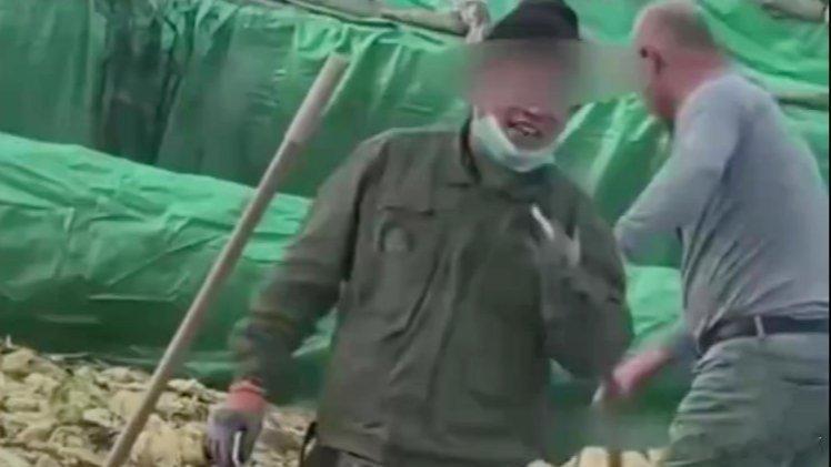 凤凰新闻【员工在公司酸菜腌渍池抽烟并吐痰，官方通报】情况通报针对网友反映我市一酸