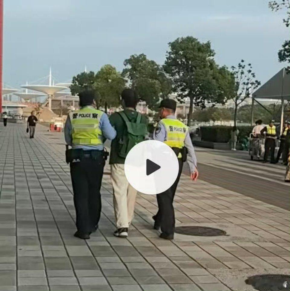 疑似绿桶被警察叔叔带走了 ​​​