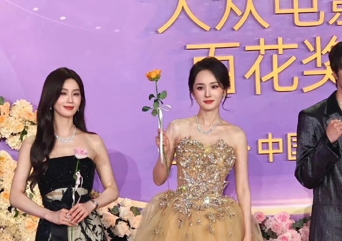 杨幂刘诗诗百花奖同框走红毯杨幂刘诗诗百花奖双生花 不愧是我们的85双生花，杨幂刘