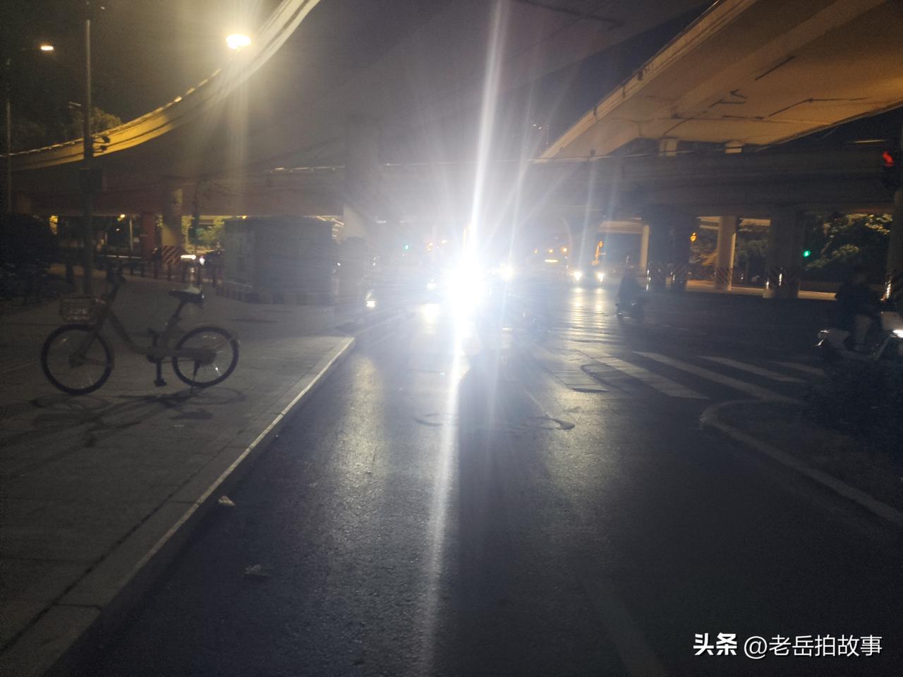 有些占道堵路的小贩儿真的需要好好管管，昨天晚上十一点左右，骑电动车经过金水路南阳