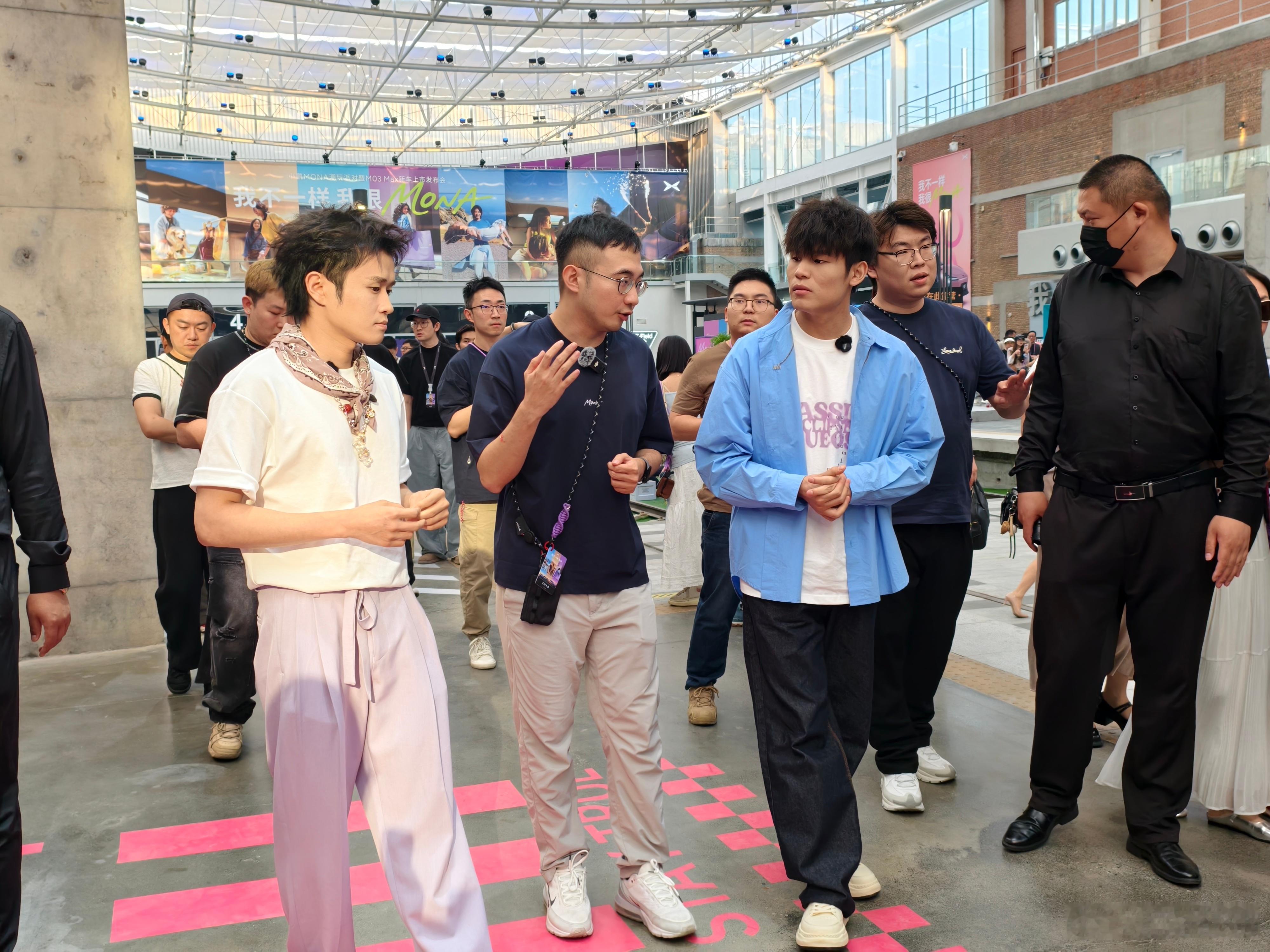 小鹏MONA发布会太会玩了小鹏MONA小鹏MONA新车发布会，场地依旧潮流和年轻