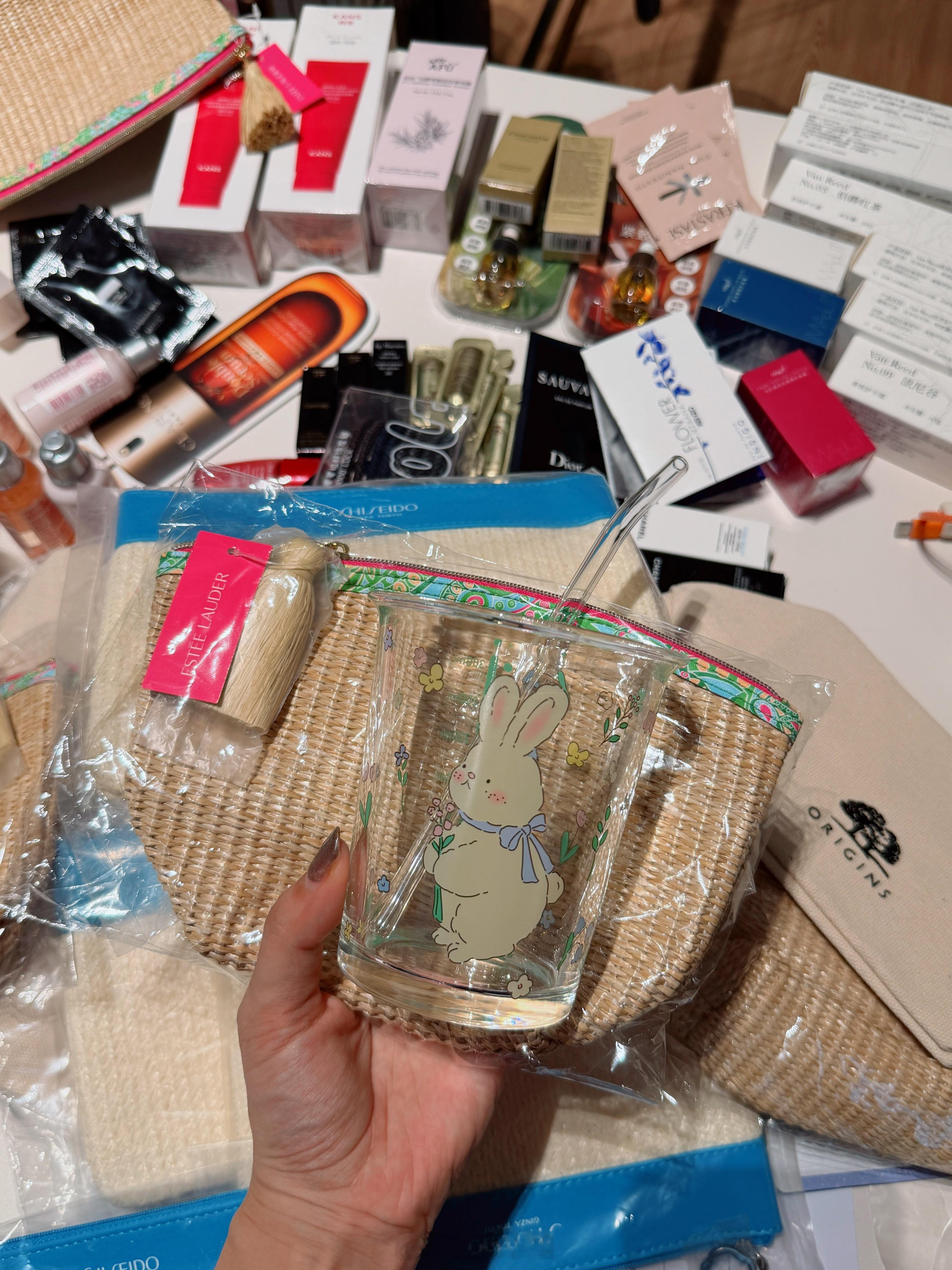 昨天收拾房间看到有很多化妆包和各种中小样和样品什么的给互动的宝子送盲盒吧📦💝