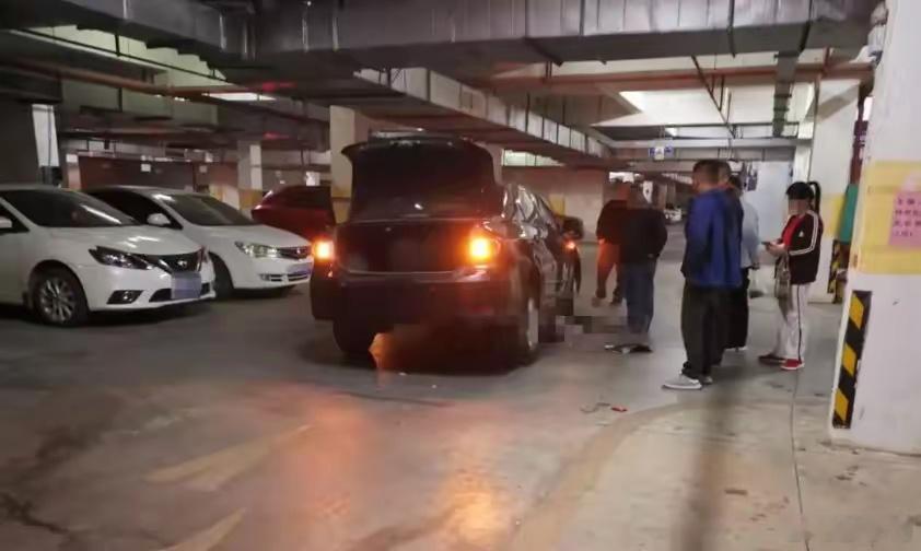公职人员碾死醉汉赔偿后取得谅解一个醉汉躺在地库入口下坡处，而且还是墙体右转角处，