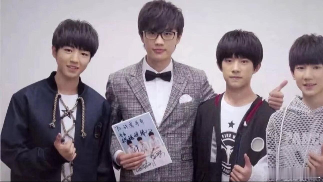 2015年音乐年度盛典上，许嵩和TFBOYS合照 
