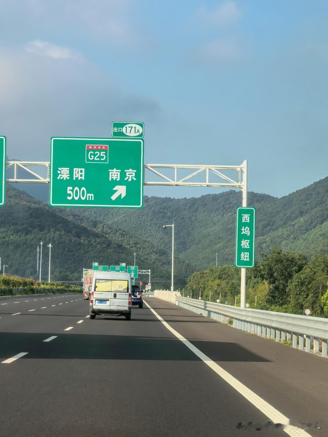 炎炎夏日，热不可耐，一路向西，一路向南，向山里逛奔。