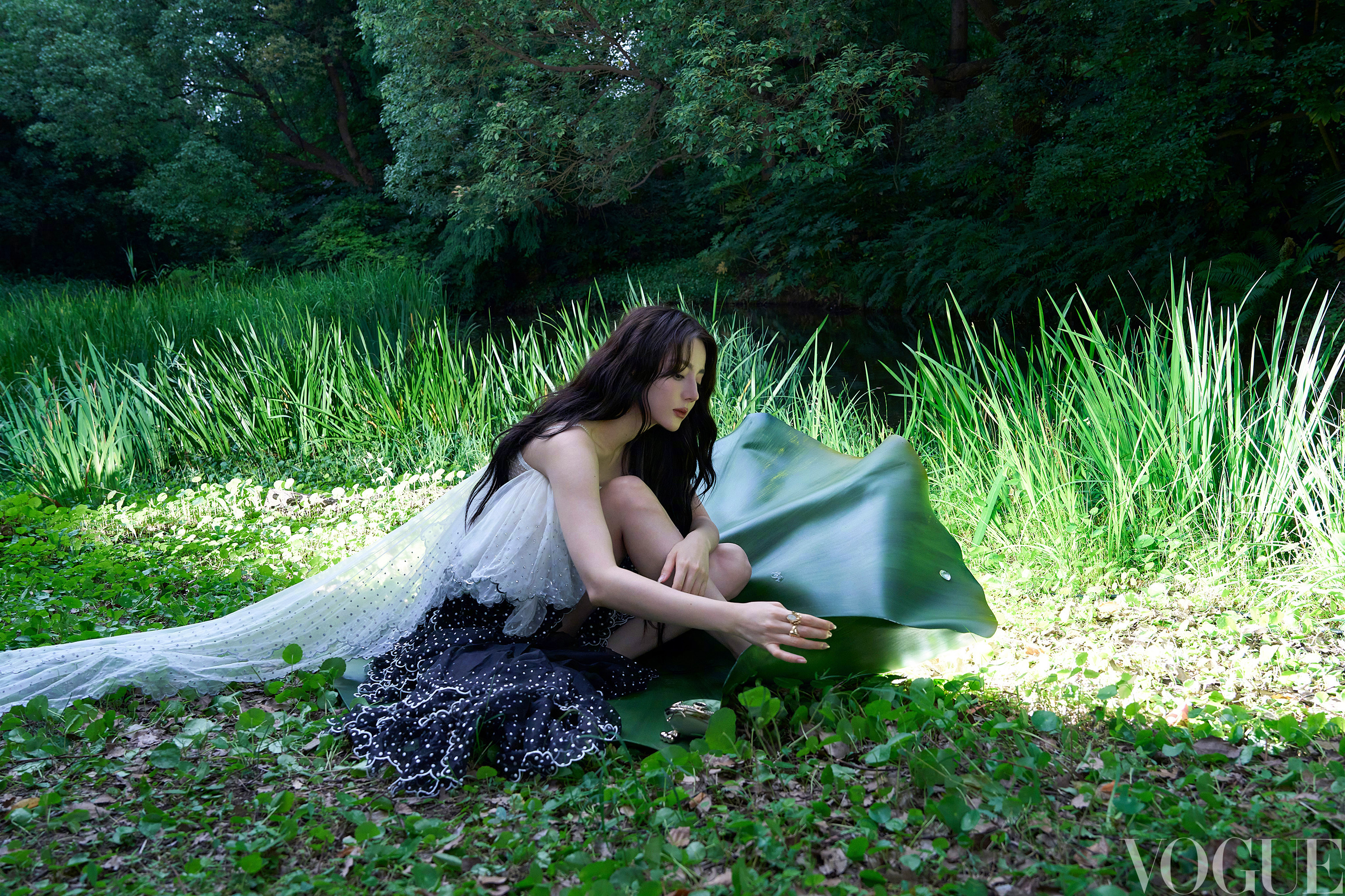 封面大赏 赴一场林间仲夏之约，《VOGUE》单人双封大片上线。荷塘、垂柳与林间柔