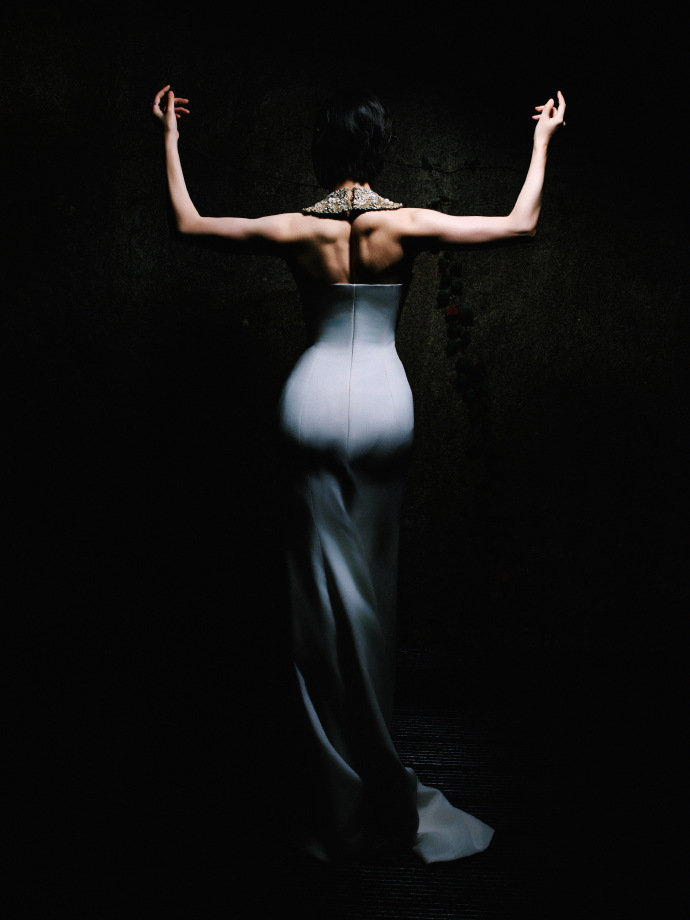 倪妮金鸡奖第二套造型，珠片亮钻装饰的白色礼裙，倪妮翘臀咱就说这个好美的身材就是该