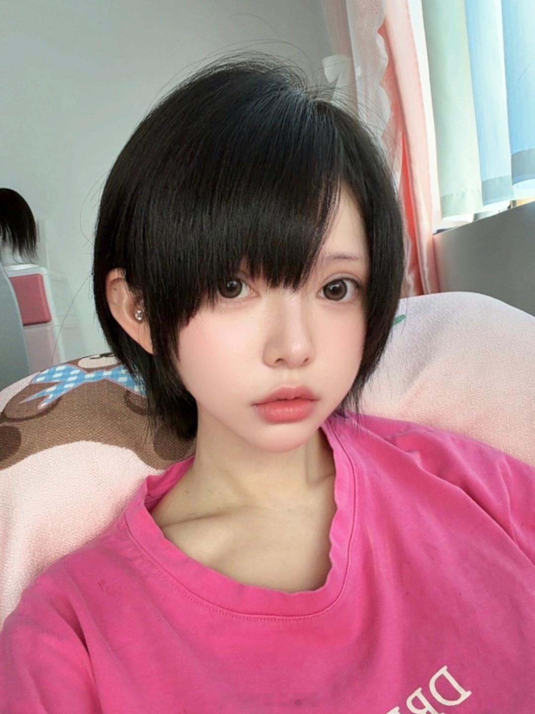 六二二同学六哥哥你在干森么 想着自己假发很多，没啥机会真发出镜，干脆就剪短了……