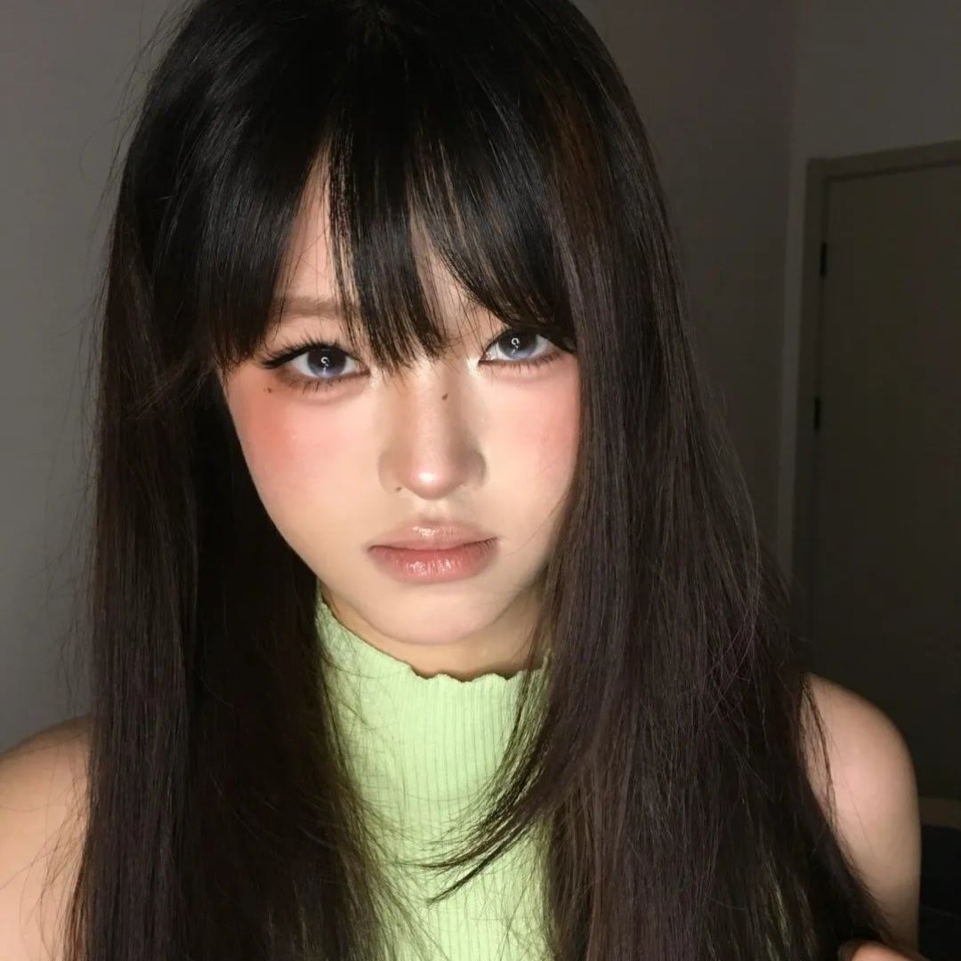 甜丧doll感嫩妹妆|黑长齐刘海氛围，清透水光感底妆，自带柔润光泽，橘调膨胀腮红