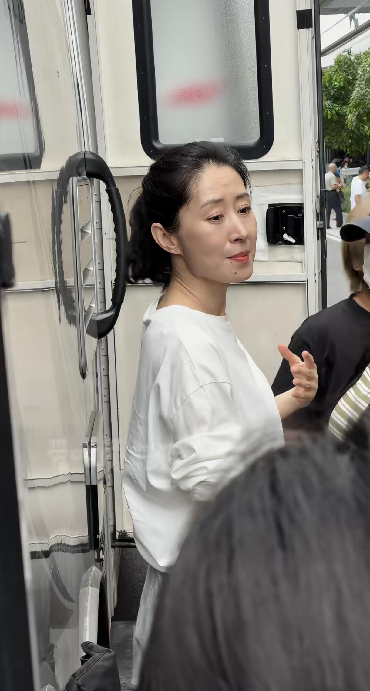 刘敏涛好像是烟台人，真的好温柔好干净的感觉。山东确实美女很多。喜欢这种中年也不发