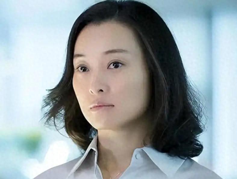 2026年6月15号，中国影视之夜后台那条走廊，吴越刚领完奖往出走，迎面撞上一个