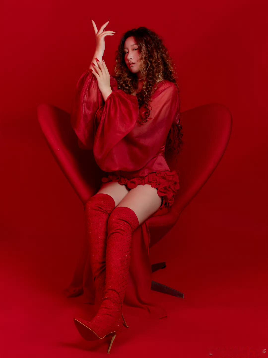 这还是我认识的锤娜丽莎吗 以前是承包笑点的搞笑担当，现在直接气场全开！红色造型搭