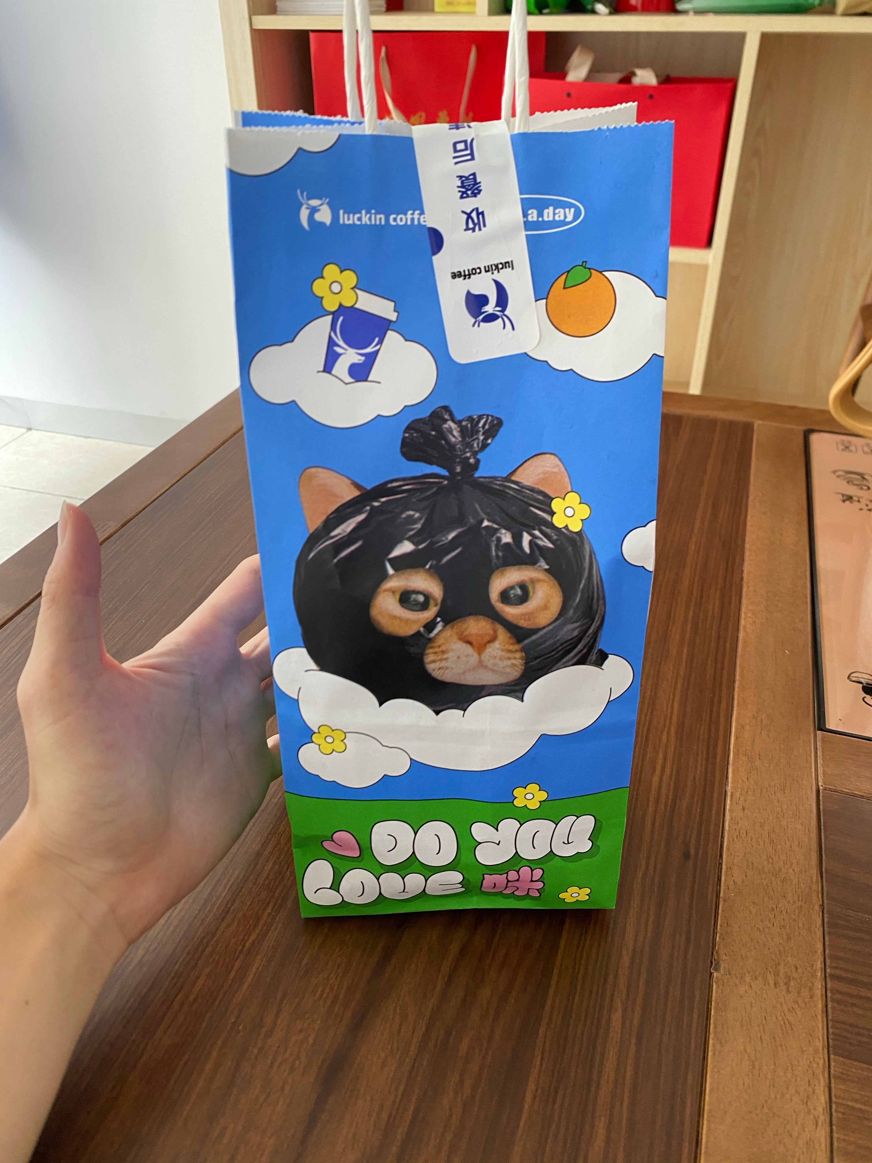 喝咖啡了 感觉瑞幸每次联名都挺不错的[点赞] ​​​