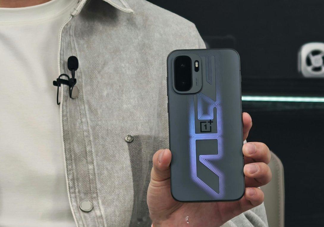 一加Ace6至尊版真机曝光天玑9500，165hz电竞屏，8500mah+100