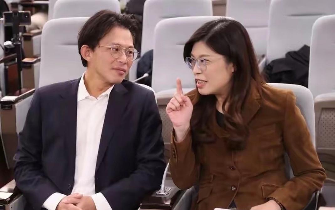 台湾的民进党当局提出用1.25万亿元新台币向美国军购，表面上看是被国民党阻拦。然