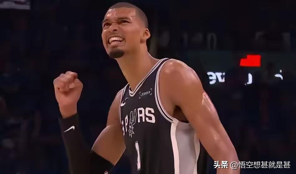 第二节马刺以57-64落后尼克斯，还是看问题，其他人拿到球不敢处理，只找文班，这