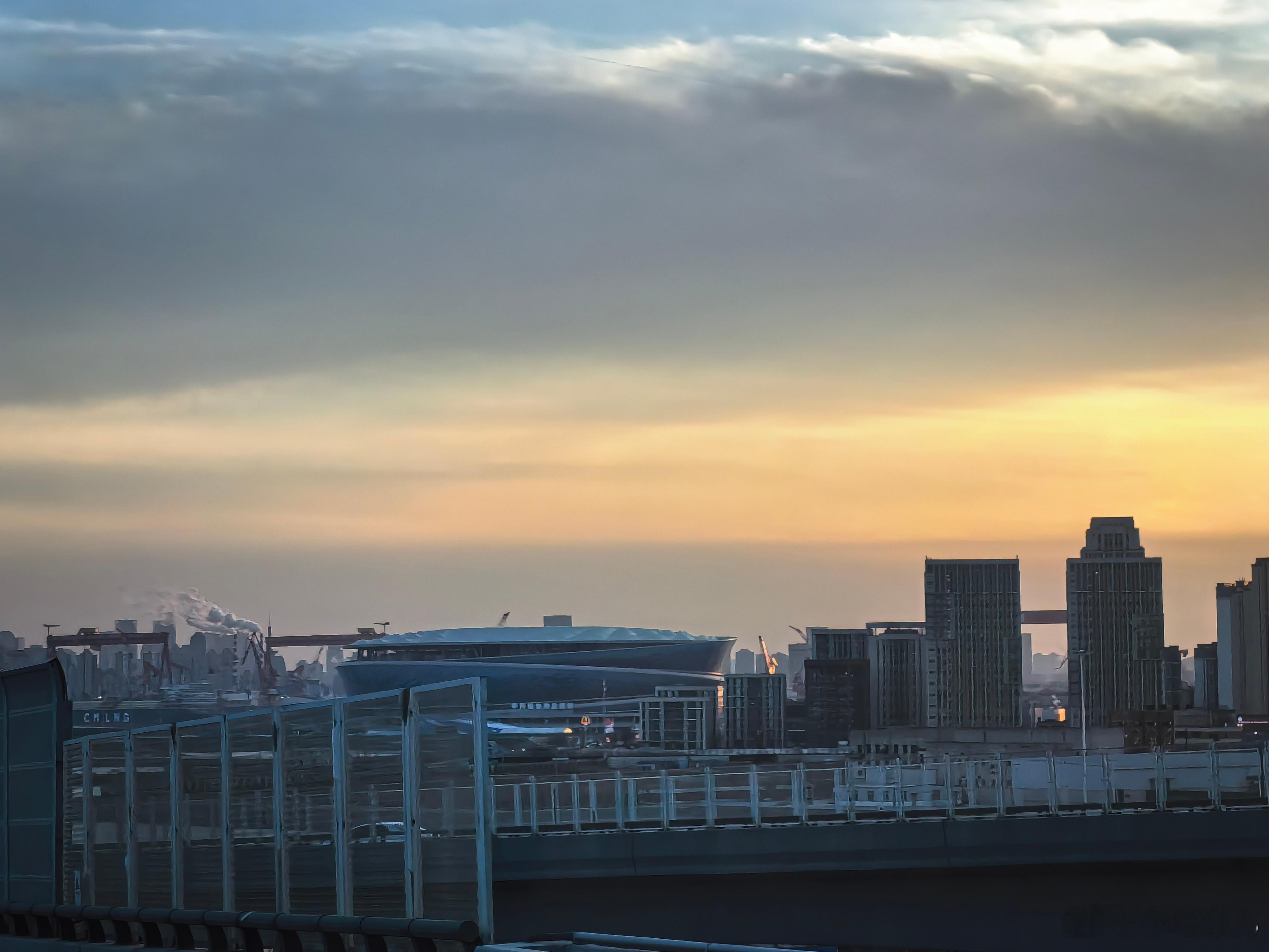 每次从隧道出来都忍不住拍一张，这块要能架桥打卡，游客绝对多。就拍飞机飞跃梭鱼湾足