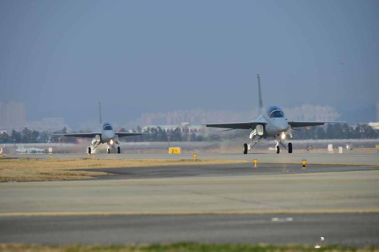 韩国空军第1战斗机联队接收两架新型TA-50 Block2 “金鹰”战斗攻击机
