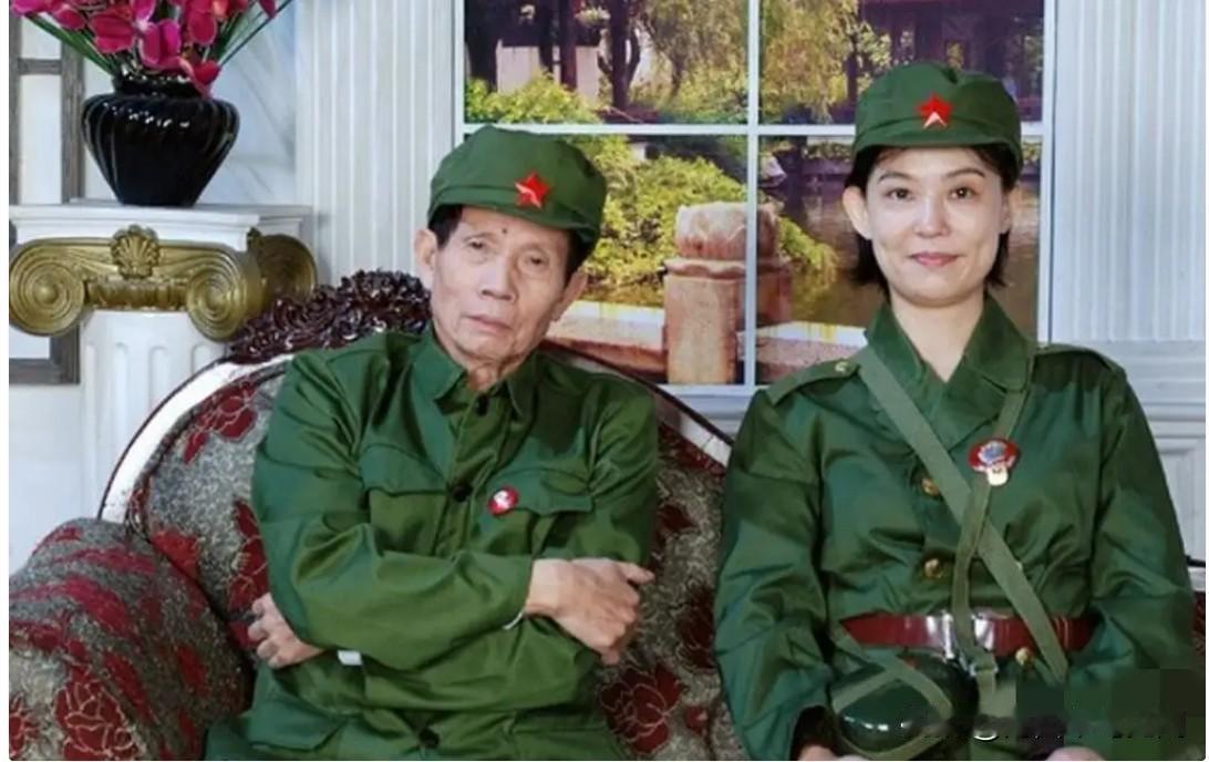 1984年，时年50岁的功夫大师刘家良迎娶时年20岁的翁静晶，在家中穿军装的一张