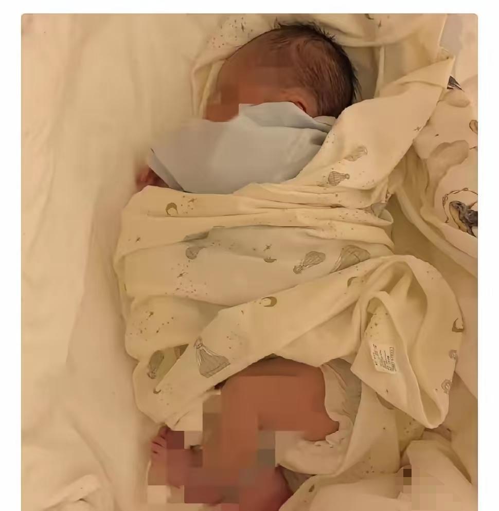 一位孕妈怀胎八个月突发意外离世，婆婆执意要求剖腹取子。医生无奈配合手术，顺利救下