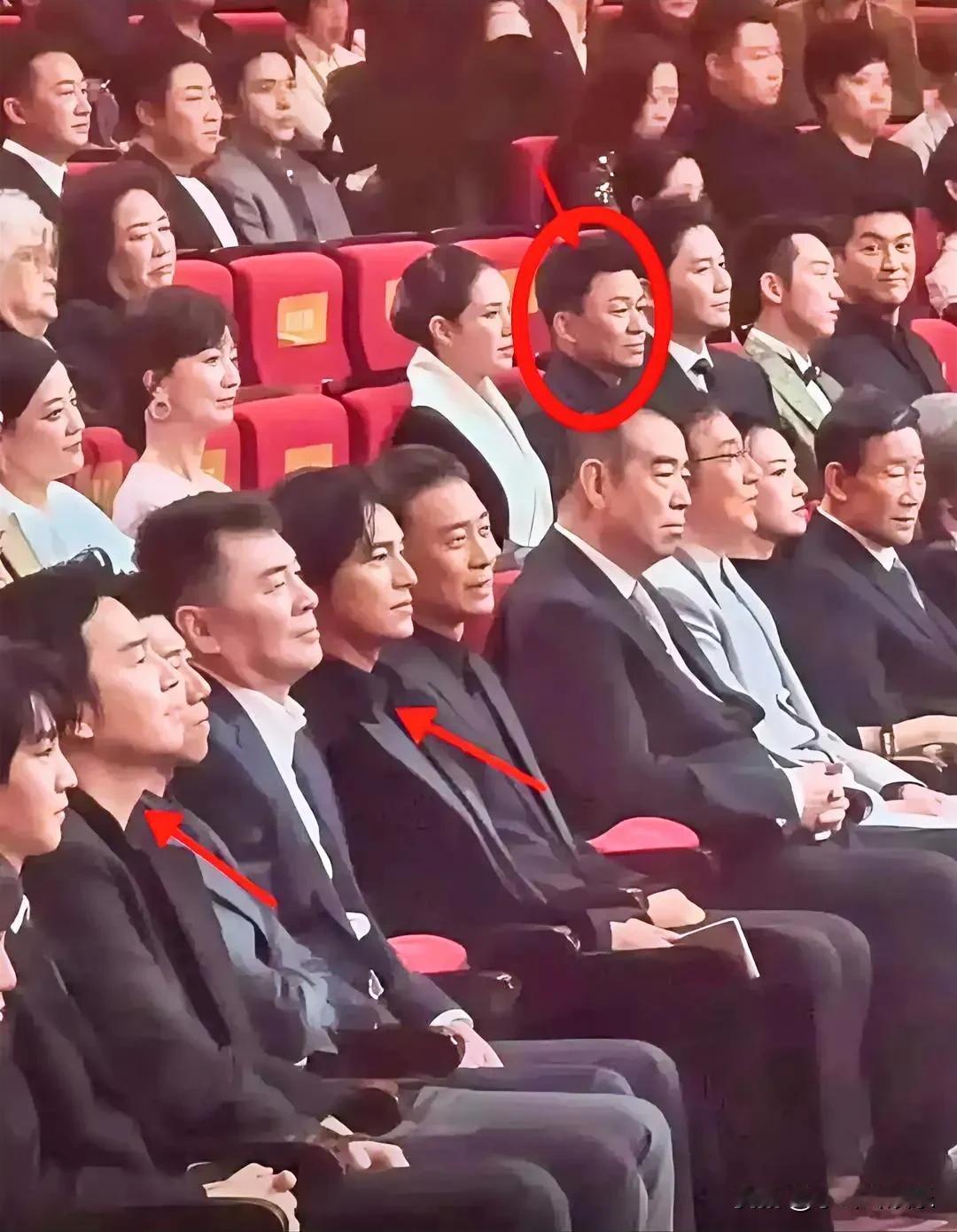 华表奖座位分布看的人一股无名邪火！王宝强与李晨、郑恺挤在第二排的画面让网友集体破