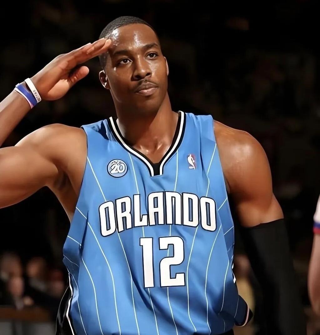 NBA历史上巅峰期断崖式下滑的五大球星

第一：霍华德，当年联盟可以单换詹姆斯的