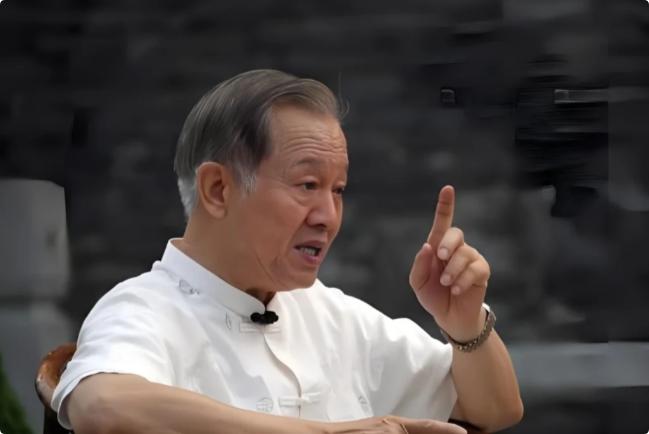曾仕强说："女人千万不要给自己买太多衣服，太多鞋子，更不要攒衣服。衣服太多，其实