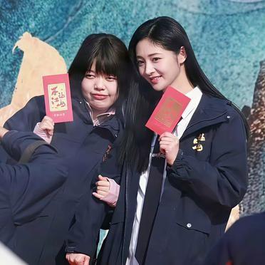 《不让江山》剧组选了个网红。 
这个网红玩过杨洋的梗。 
粉丝炸了。 
他们说这