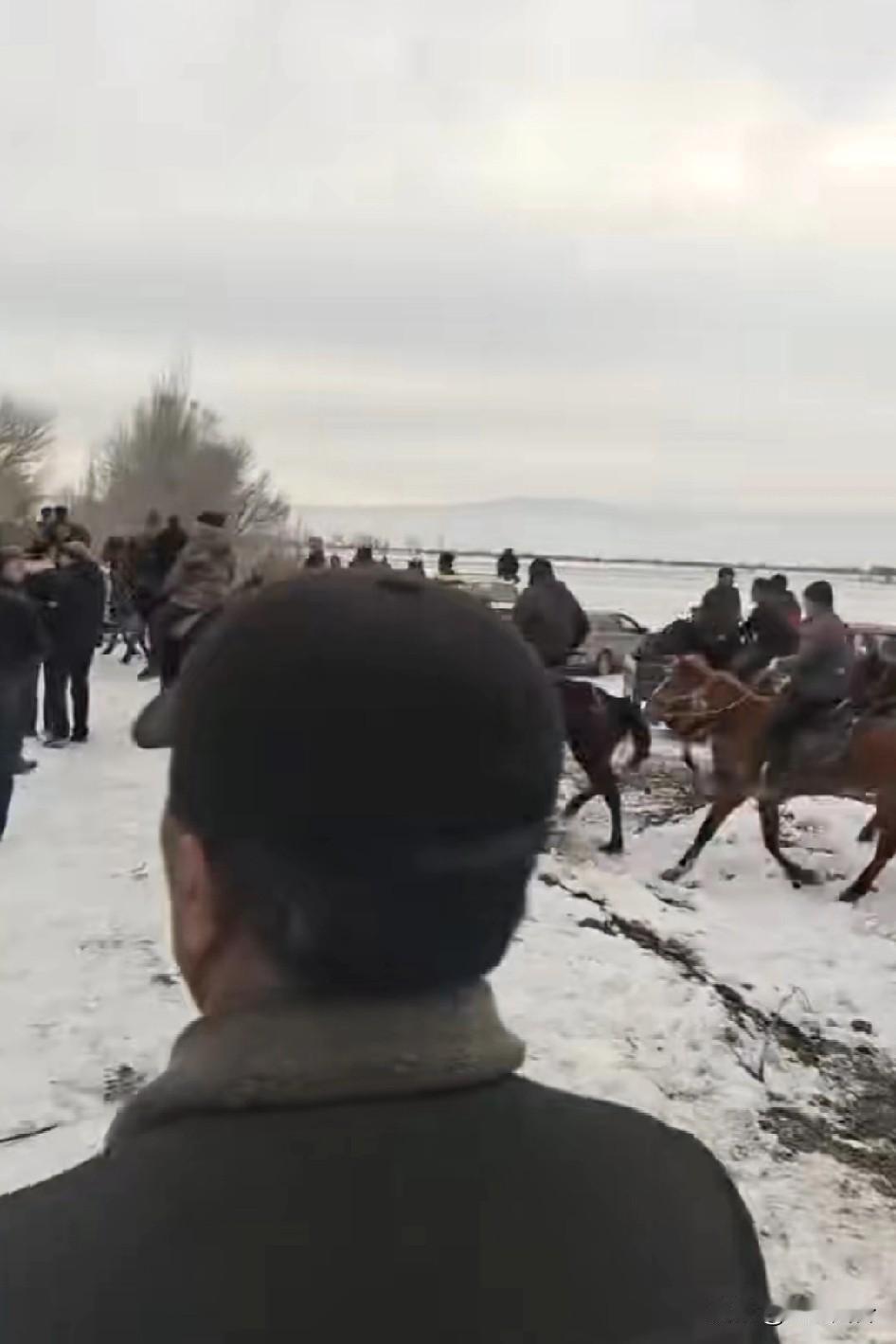 本地人几生在昭苏长在昭苏五十年了，从未见少数民族，去给汉族送葬，如此大的的场面