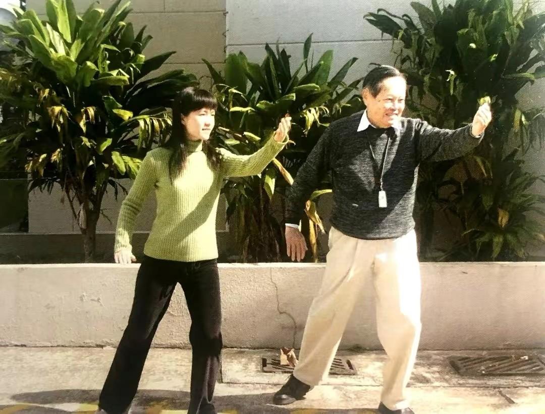 翁帆和杨振宁曾在晨光中一起锻炼身体，翁帆也是夫唱妇随了，年轻的她跟着年迈的丈夫过
