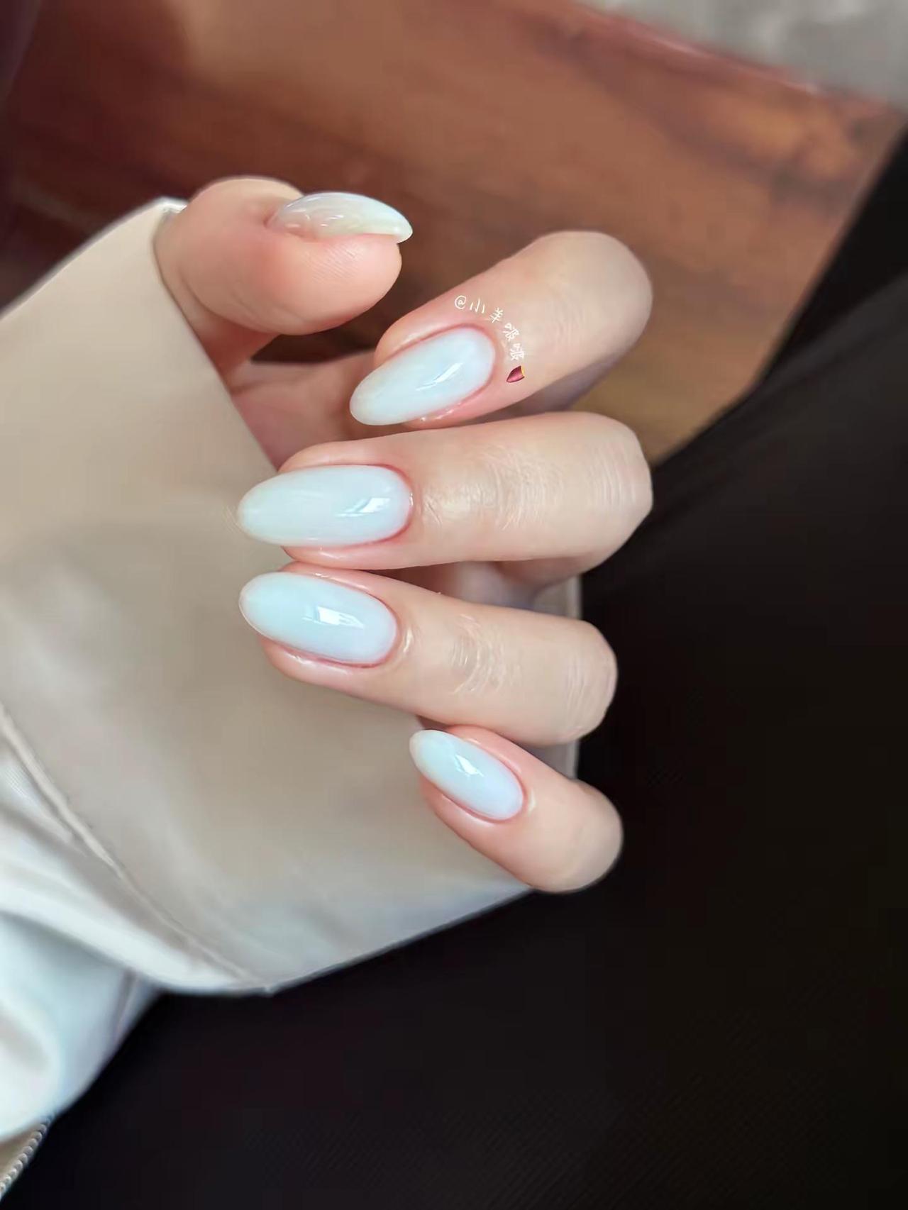 淡淡的蓝 白色月光美甲 淡色系美甲
