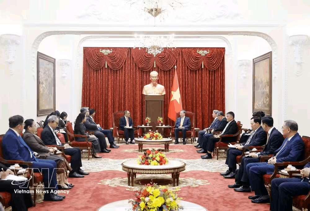 苏林依照惯例在官邸会见了菲律宾驻越南大使，会见室内单独设置越南国旗，苏林与菲大使