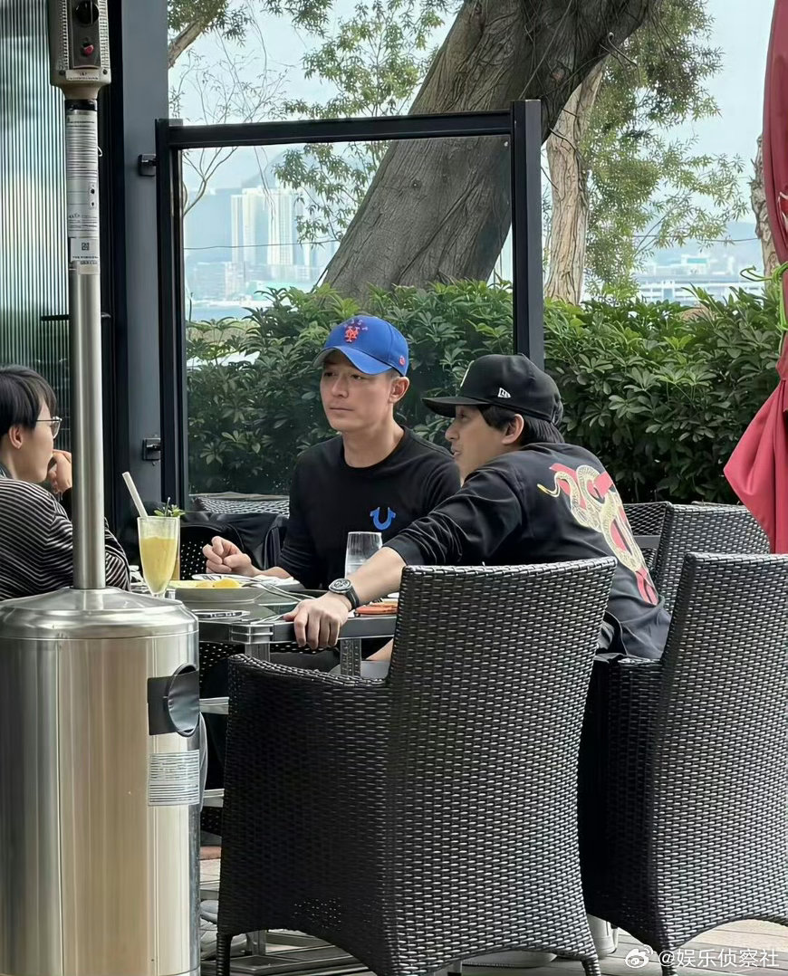 林心如怎么受得了霍建华这条牛仔裤，哈哈哈哈哈哈，霍建华越来越有味道～ 