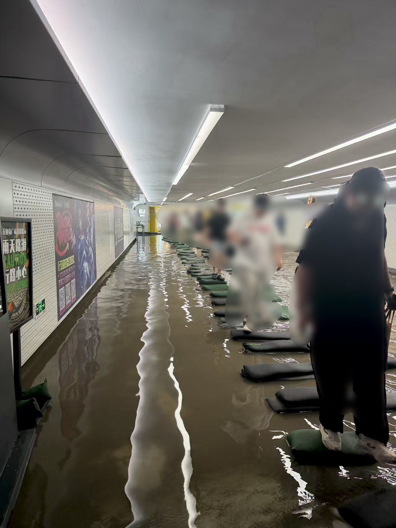 上海的天是漏了吗上海五角场4小时雨量197.8毫米朋友拍的真的有点恐怖😱大家出