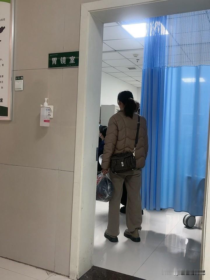 胃镜排队中，我就感觉人有时候很愚蠢，特别忌惮身体检查，有问题了也是拖，害怕检查，