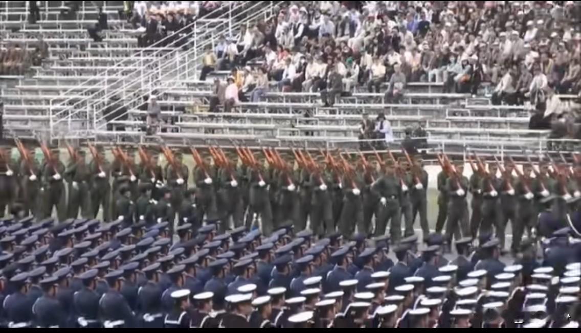 看了日本的阅兵式，你想说点什么？
      相对于中国阅兵式的钢铁洪流，气吞山