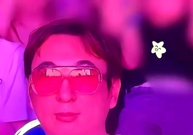 39岁的王思聪，生活只剩下看女团？

他最近现身新加坡，看的是韩国女团BLACK