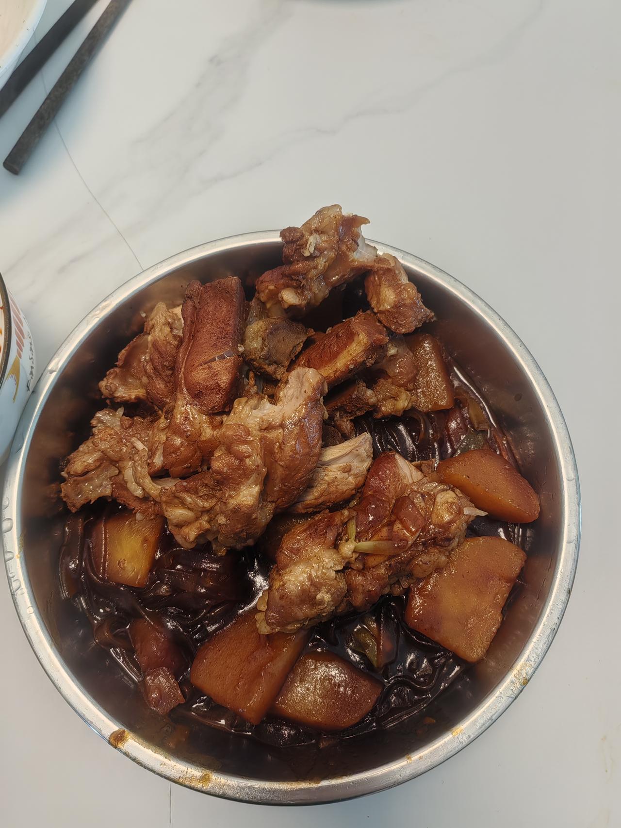 焖米饭，炖排骨，土豆，粉条。
    姐妹俩吃的挺香，一人吃一大碗米饭。别管饭做