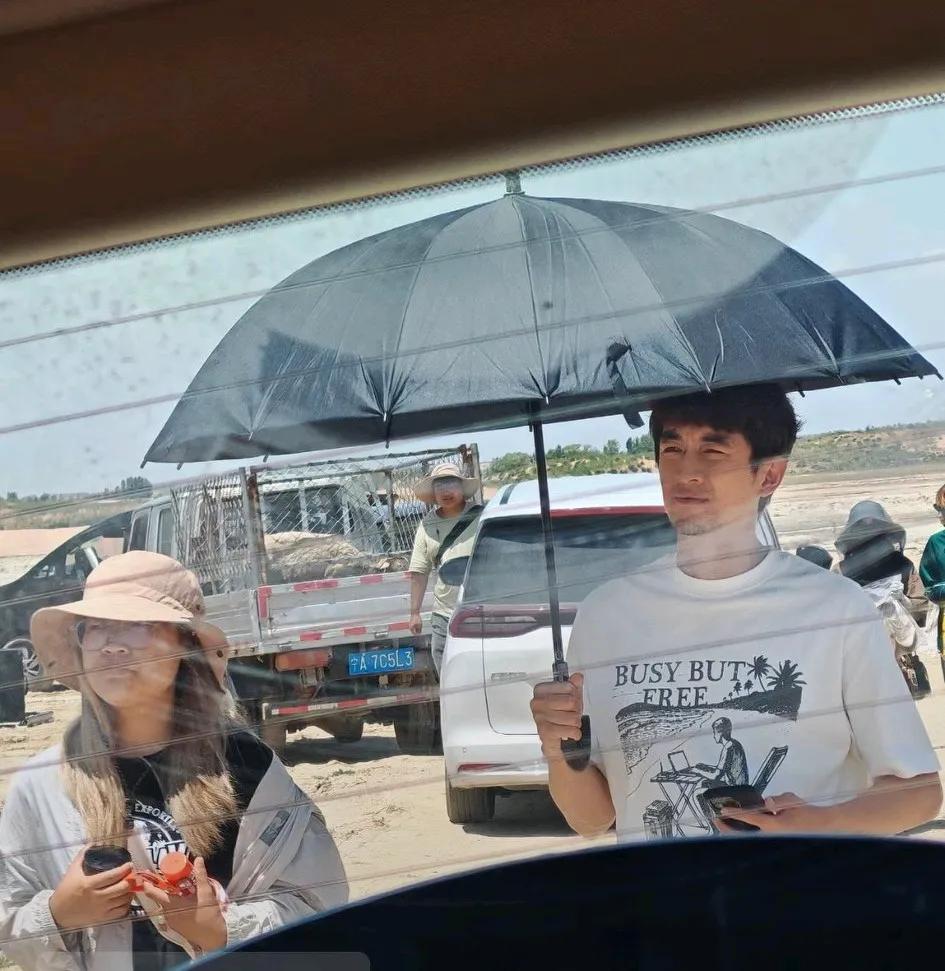 哎呀呀，这不是林更新吗？这么热的天，从青岛又转场到内蒙古拍外景。
   哈哈，有