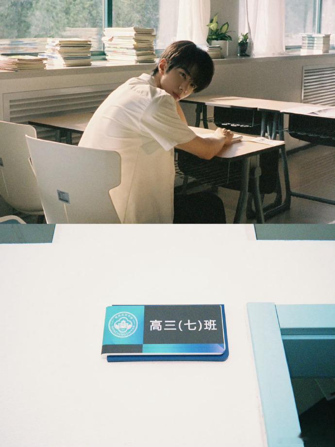 余承恩属于学校走廊的颜值余承恩杀青路透狠狠戳中青春情怀，白衬衫衬出干净清隽的轮廓