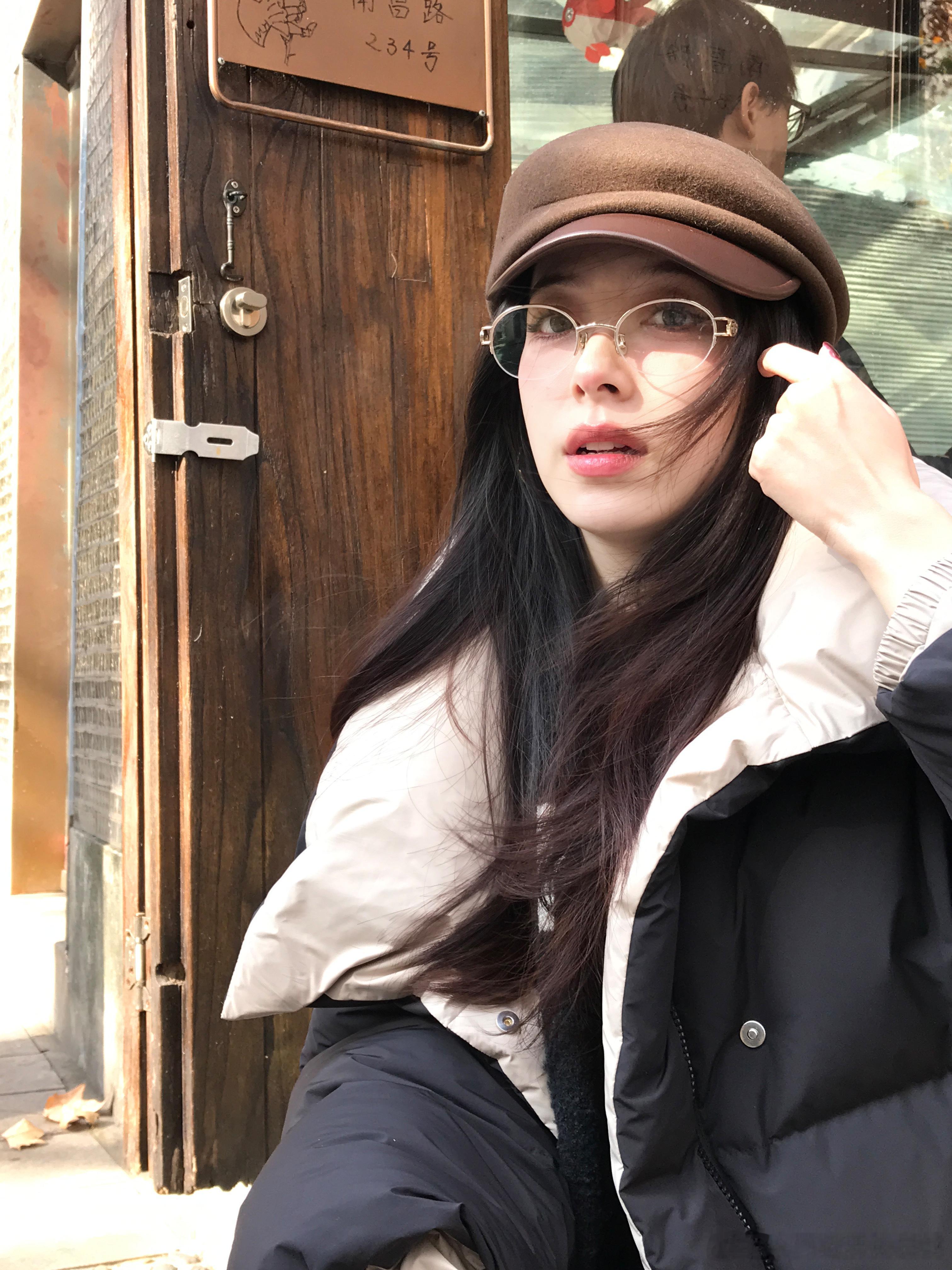 今天怎么这么冷！幸好已经穿上了我的鹅绒服～推荐下这家咖啡店，叫铁手咖啡☕️很出片