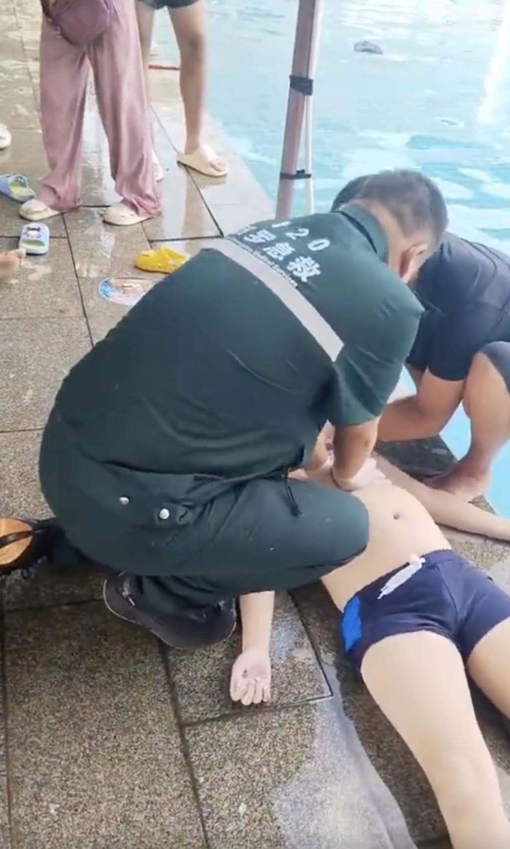 【#湖南一少年在游泳馆内触电身亡#】近日，有市民反映，湖南岳阳汨罗市一游泳馆内疑