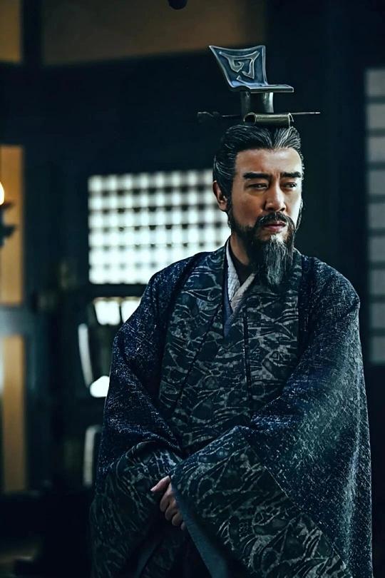 曹操巡营，见一伙夫手臂比腿还粗，当即密令许褚：此人不像厨子，倒像铁匠，还让许褚盯